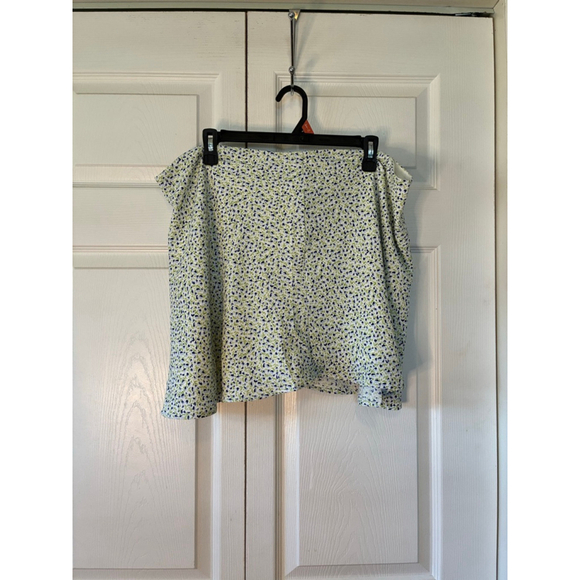 H&M Dresses & Skirts - Women's H&M Plus Size 20 Floral Mini Skirt in White and Green